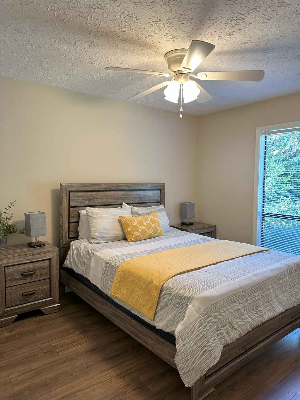 Second bedroom with queen size bed